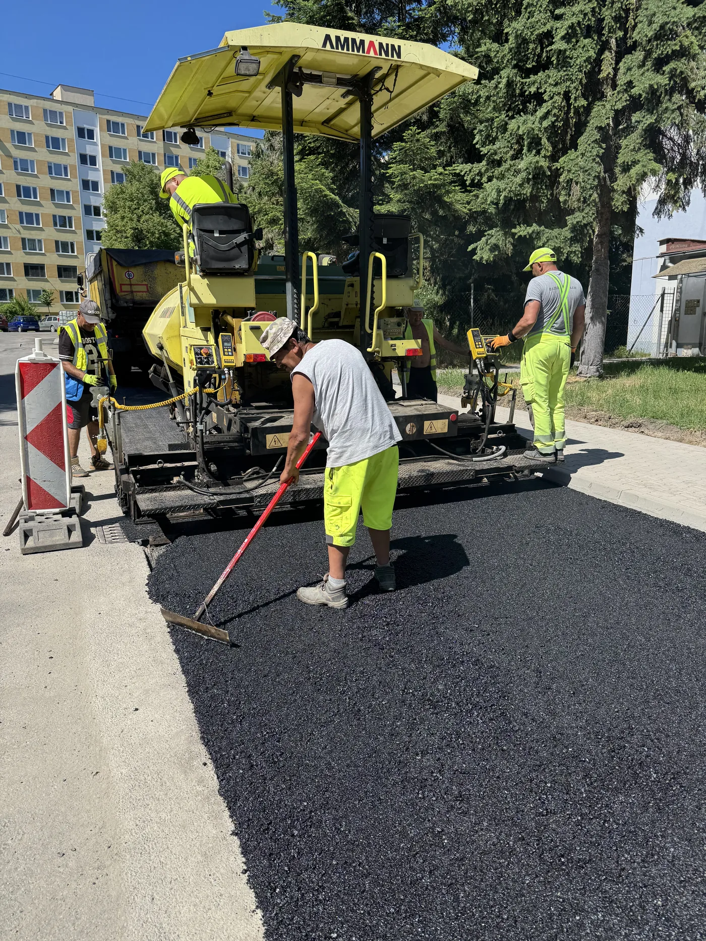 Finišer Ammann pri pokládke asfaltu – tím BARTOSSTAV