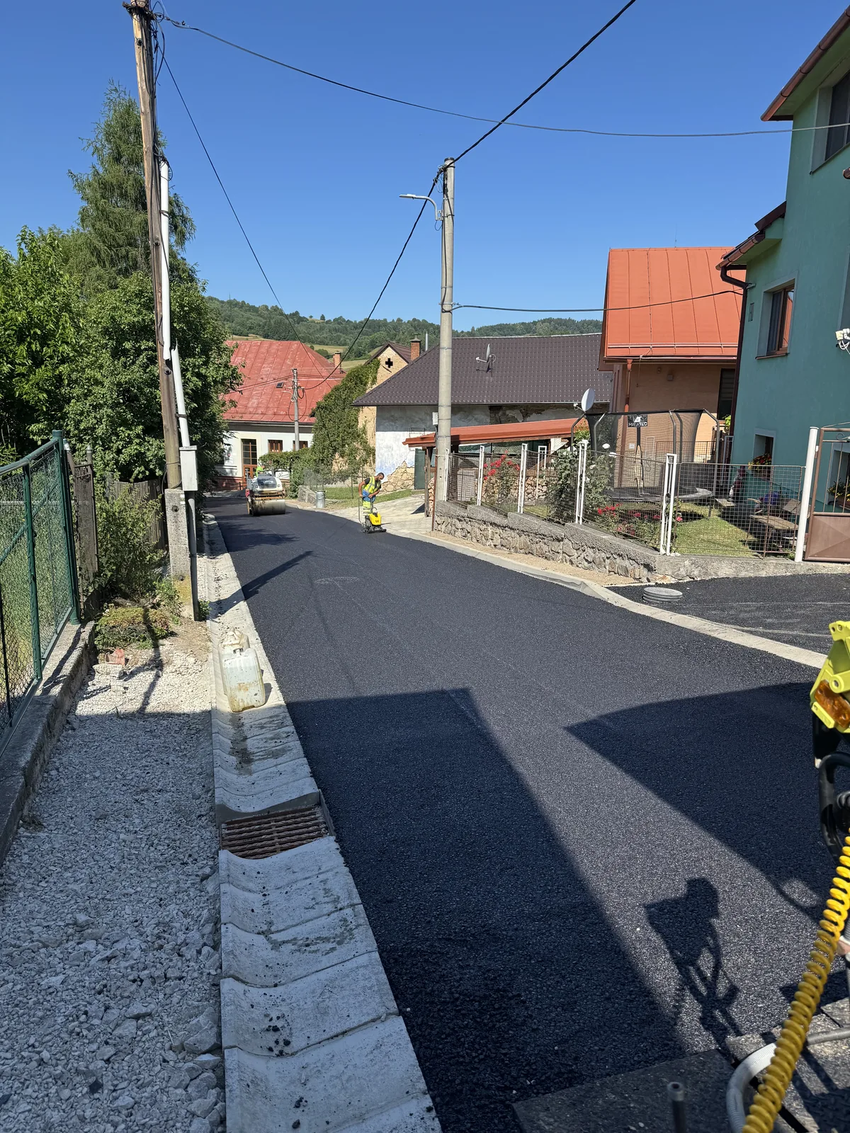 Asfaltovanie miestnej komunikácie v obci – tím BARTOSSTAV